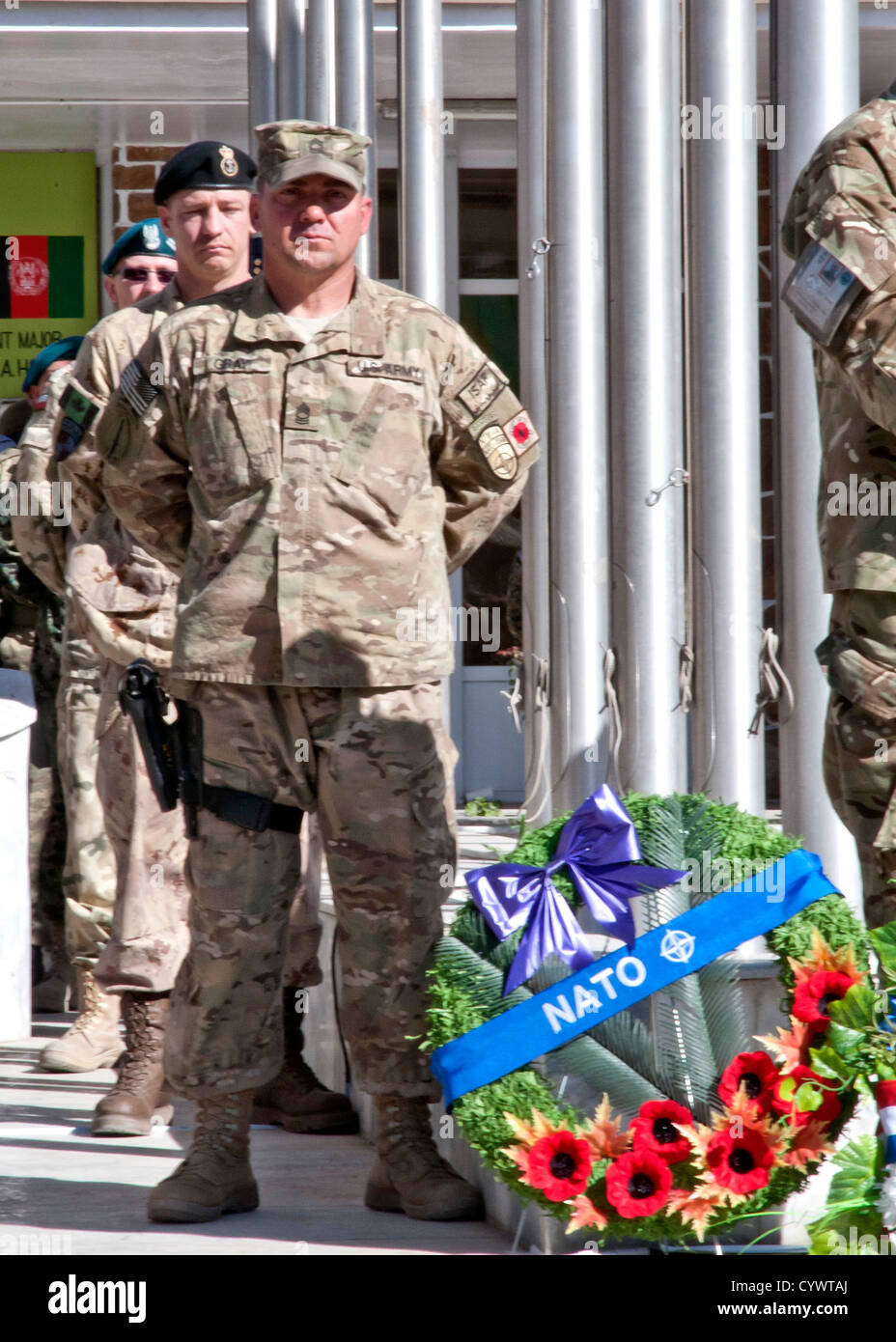 I membri del servizio degli Stati Uniti e le forze della coalizione osservano il Remembrance Day a Camp Eggers, Afghanistan, onorando il personale militare caduto durante una cerimonia solenne. Foto Stock