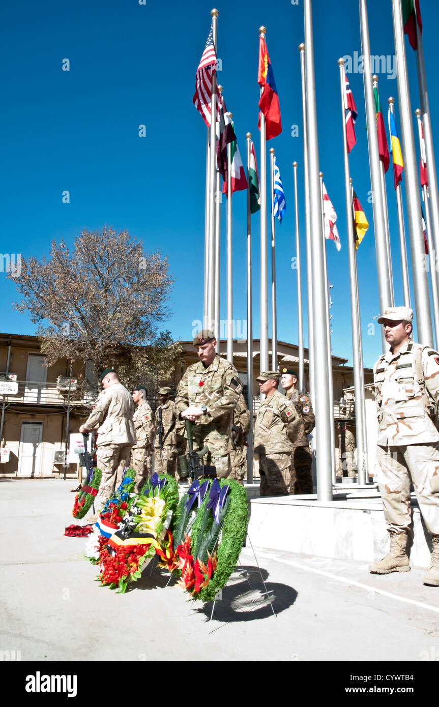 I membri del servizio USA e le forze di coalizione con la NATO Training Mission Afghanistan partecipano a una cerimonia del Remembrance Day a Camp Eggers, in onore dei membri del servizio militare e dei veterani. Foto Stock