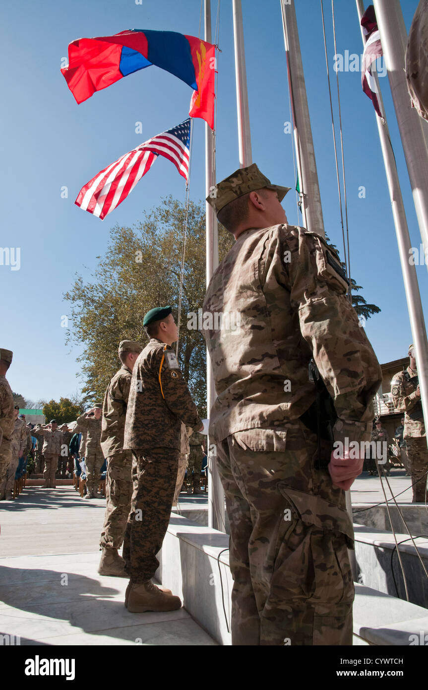 I membri del servizio degli Stati Uniti e le forze della coalizione osservano il Remembrance Day a Camp Eggers, Afghanistan, l'11 novembre 2012, in onore dei soldati caduti e dei veterani. Foto Stock