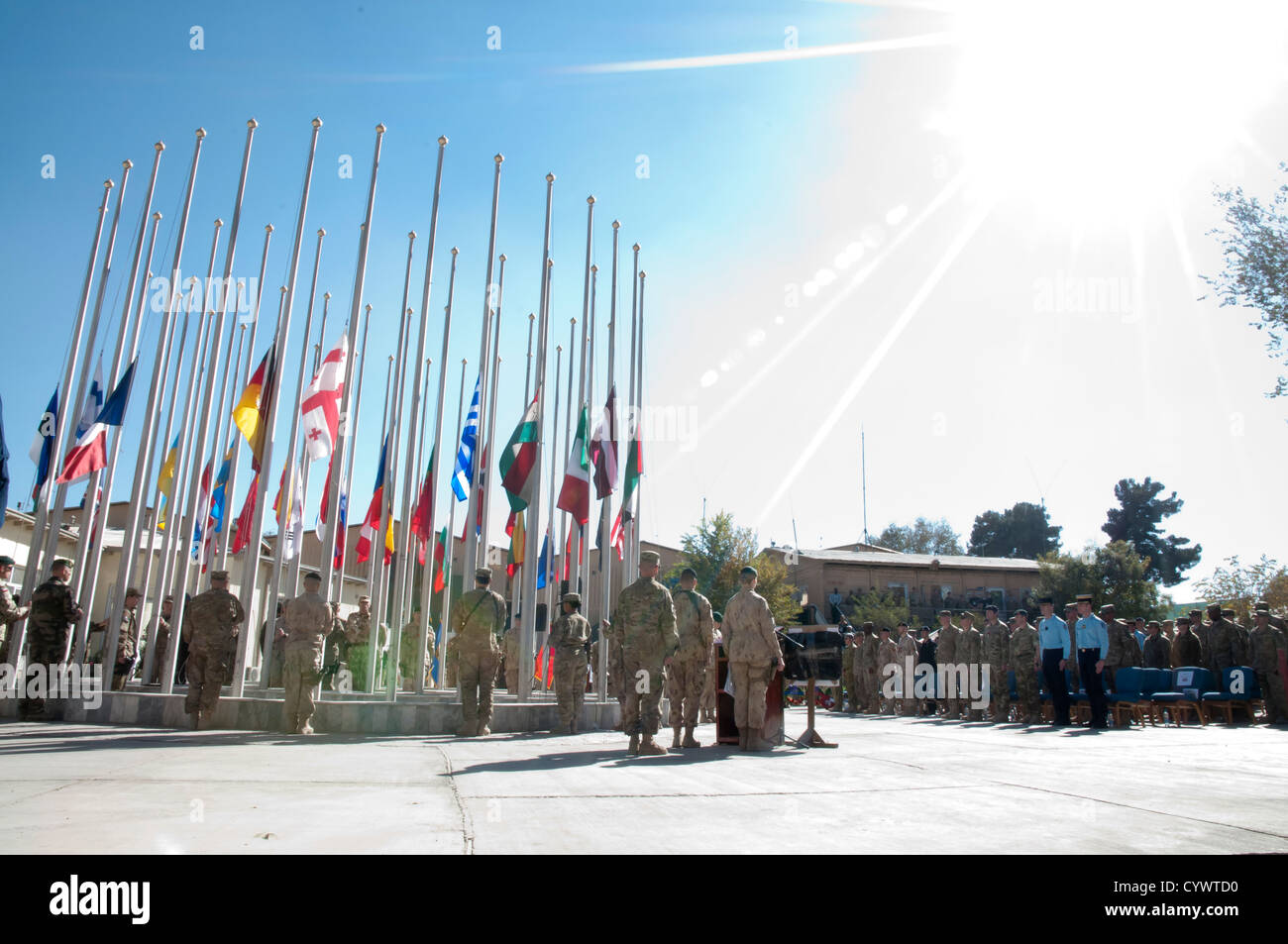 I membri di servizio degli Stati Uniti e le forze della coalizione della NATO Training Mission Afghanistan hanno partecipato a una cerimonia del Remembrance Day a Camp Eggers l'11 novembre 2012, per onorare i soldati caduti. La cerimonia ha evidenziato l'impegno sia degli Stati Uniti che delle forze alleate in Afghanistan. Foto Stock