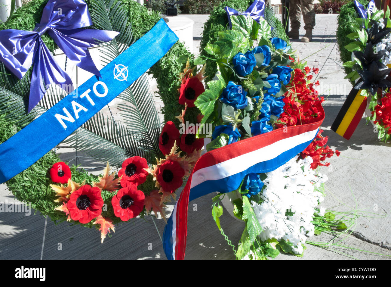 I membri di servizio degli Stati Uniti e le forze della coalizione assegnate alla NATO Training Mission Afghanistan hanno segnato il Remembrance Day con una cerimonia a Camp Eggers l'11 novembre 2012, in onore di coloro che hanno servito e sacrificato per la libertà. Foto Stock