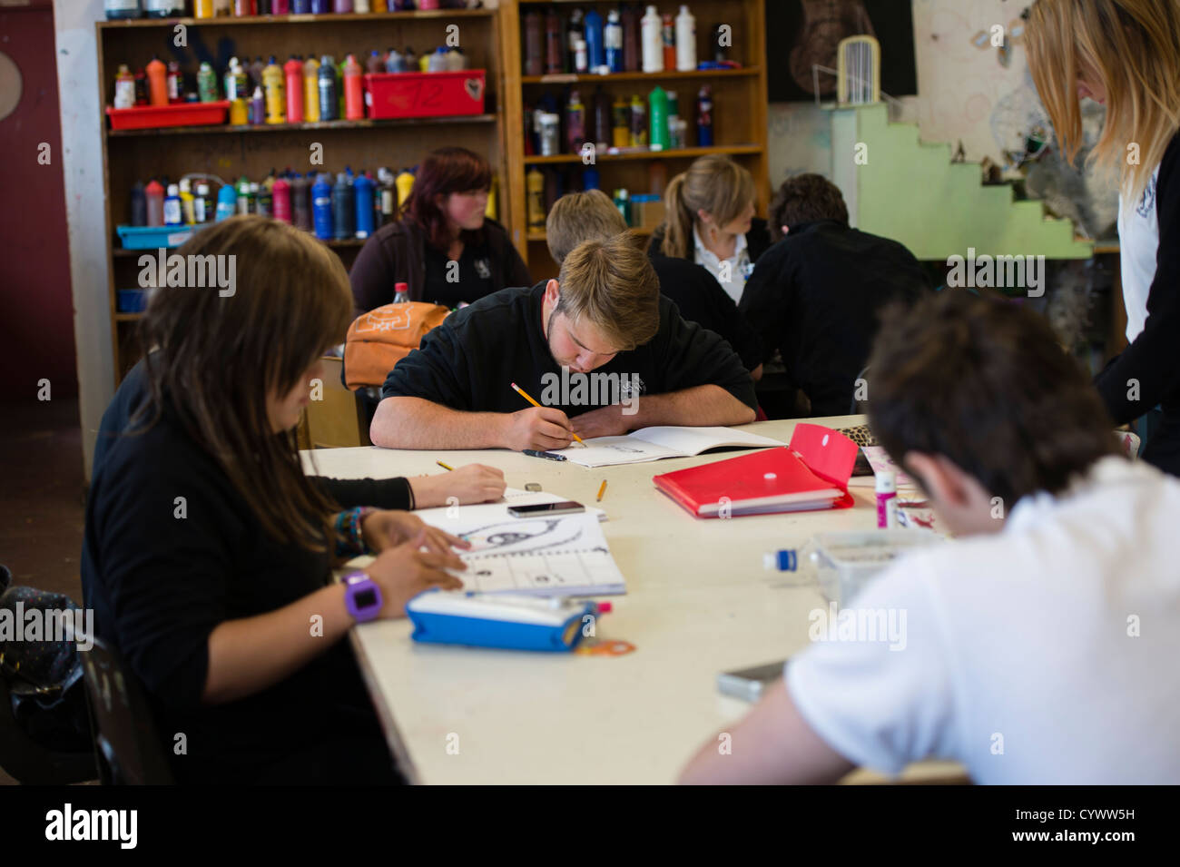 Un gruppo di 6 formano un livello gli studenti in una classe di arte presso una scuola secondaria, Wales UK Foto Stock
