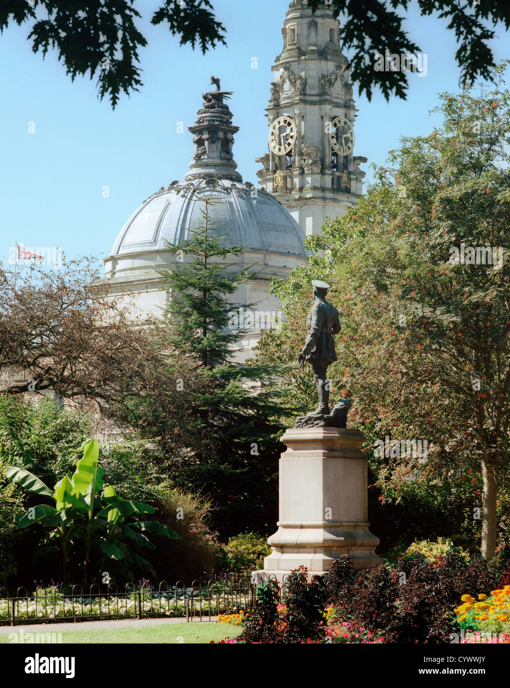 Gorsedd Gardens, Cathays Park, Cardiff, con la statua del signore Ninian e la cupola e la torre dell'orologio del municipio Foto Stock