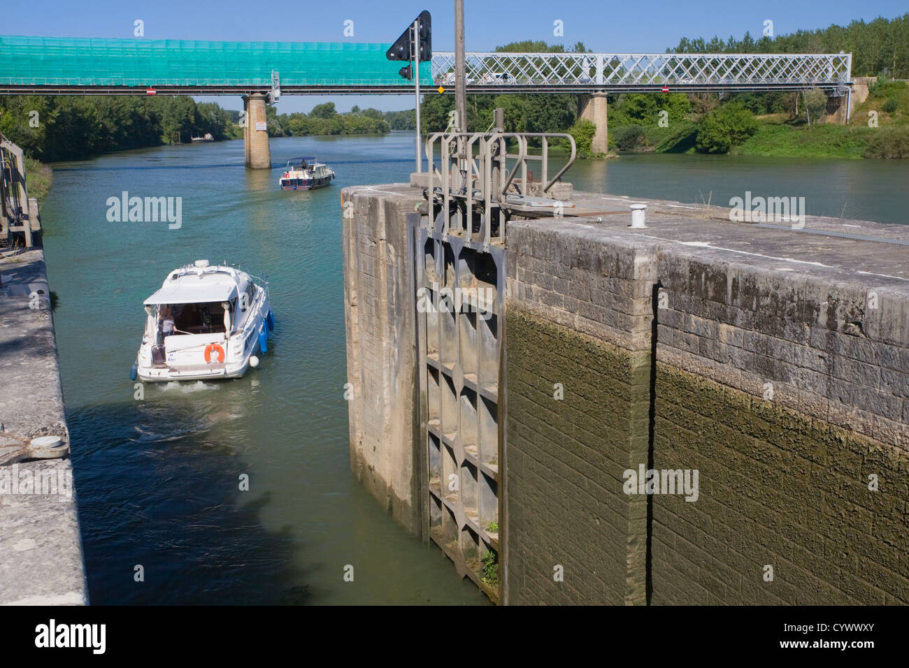 Barca lasciando il canale laterale a la Garonne (Canal du Midi) vicino a castets en dorthe e unire il fiume Garonne, Francia Foto Stock