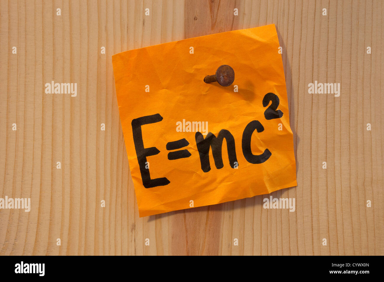Albert Einstein fisico ben noto formula che descrive l'equivalenza di materia di massa ed energia Foto Stock