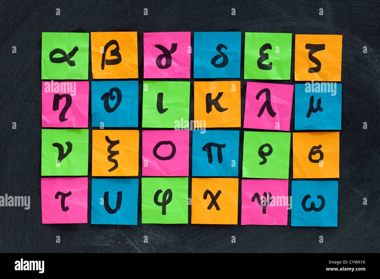 Alfabeto greco (minuscolo) - scrittura sulla colorata sticky notes postato su lavagna con gesso bianco texture Foto Stock