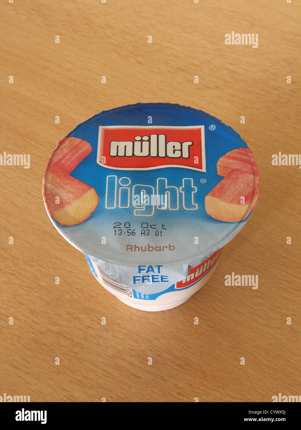 Pentola di Muller luce rabarbaro yogurt Foto Stock