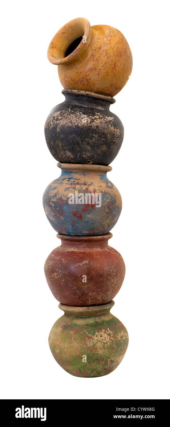 Cinque, ruvida, argilla vasi per piante (massa prodotta piantatrici) con una finitura di grunge, impilati verticalmente nella colonna, isolato su bianco Foto Stock