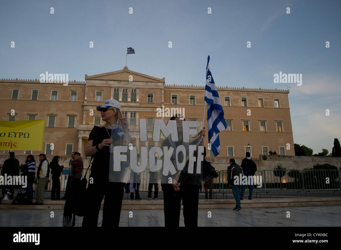 Atene, Grecia, 11 novembre 2012. Circa 10.000 persone si radunano davanti al parlamento greco di rispondere a una chiamata mediante l'ala sinistra partiti e sindacati dei lavoratori alla protesta per il bilancio 2013. Credito: Nikolas Georgiou / Alamy Live News Foto Stock