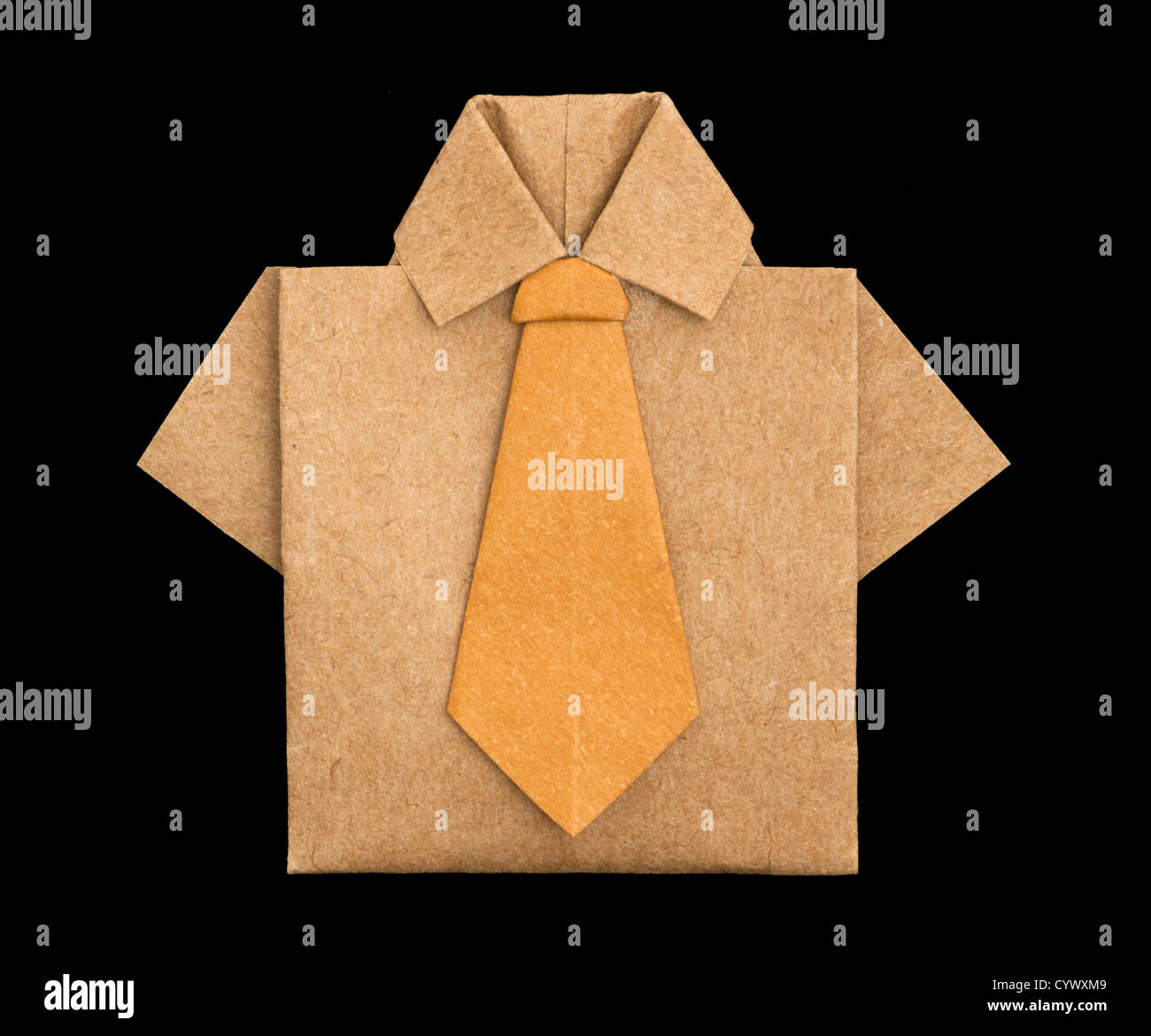 Carta isolato realizzato maglietta marrone.piegato stile origami Foto Stock