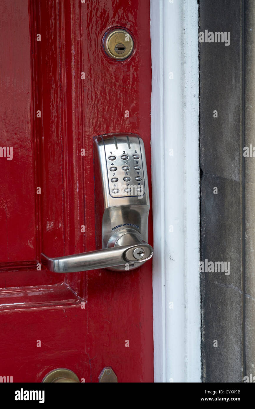 Porta con serratura elettronica con tastierino che richiedono un codice di  combinazione per sbloccare la porta Foto stock - Alamy