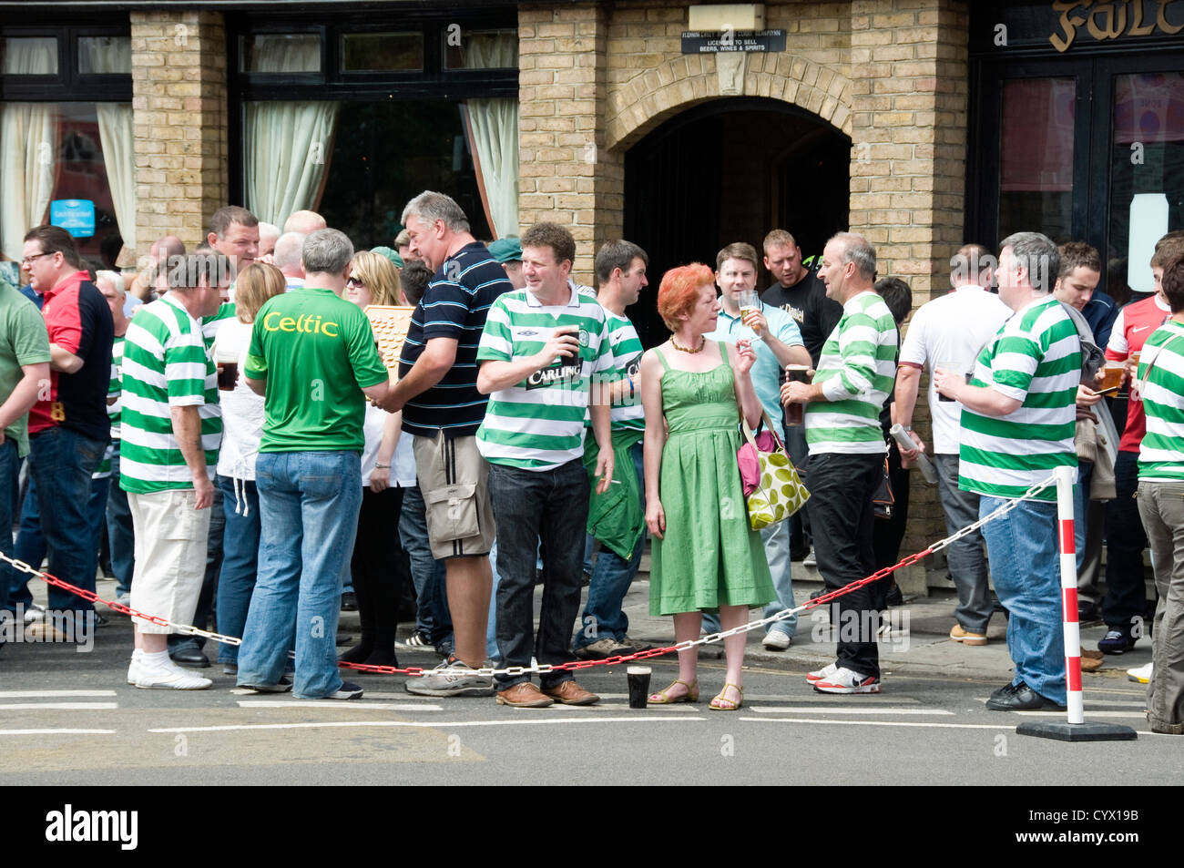 Tifosi di calcio celtici fuori dalla casa pubblica del Phibbers Bar (ora Victoria Tavern, Holloway, London Borough of Islington England UK Foto Stock