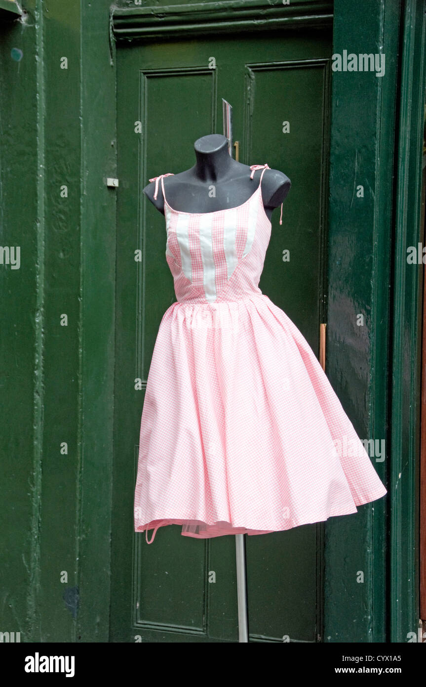 Vintage anni cinquanta rosa e bianco gingham abiti estivi al vento su supporto al di fuori del negozio di abbigliamento in Covent Garden, Londra en Foto Stock