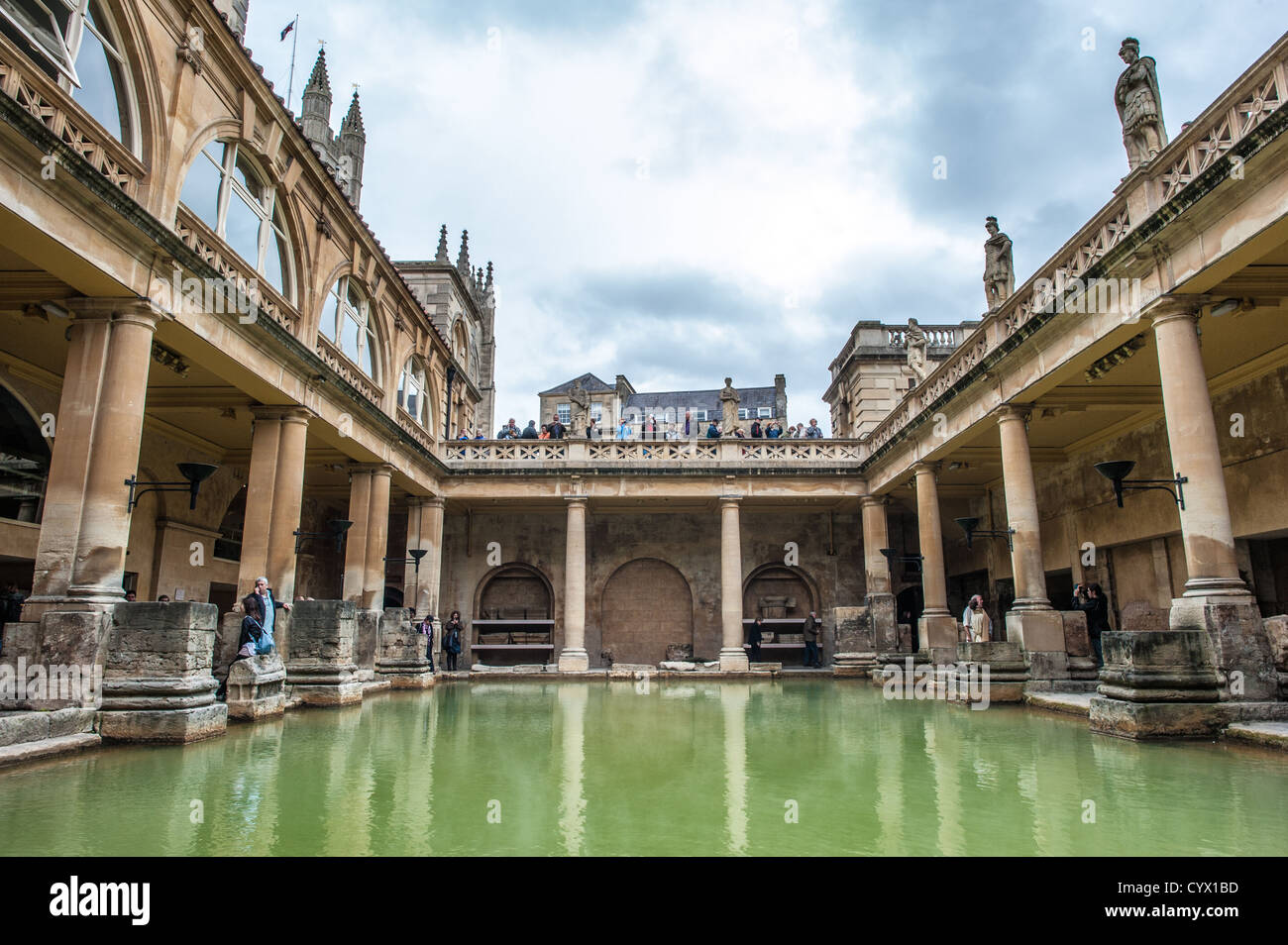 Un livello dell'acqua a vista delle terme romane in bagno, Somerset. La posizione originale è stata utilizzata durante l'impero romano. In secoli poiché l'edificio è stato costruito intorno a loro, ma la fonte di calde sorgenti naturali rimane. Foto Stock