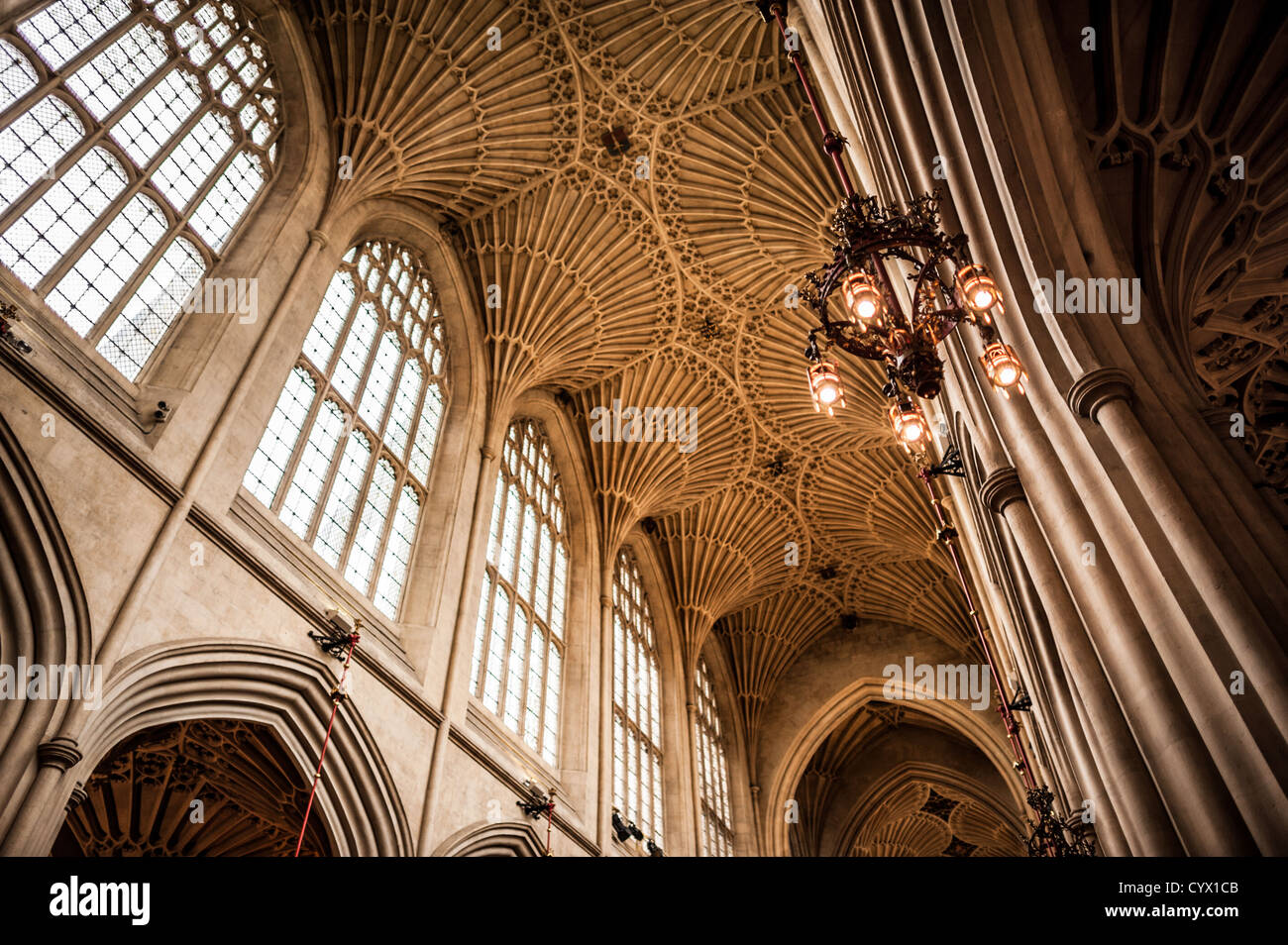 Una vista del caratteristico soffitto a volta della navata della Abbazia di Bath. Abbazia di Bath (formalmente la chiesa abbaziale di San Pietro e di San Paolo è una cattedrale anglicana in bagno, Somerset, Inghilterra. Essa è stata fondata nel VII secolo e ricostruita nel XII e nel XVI secolo. Foto Stock