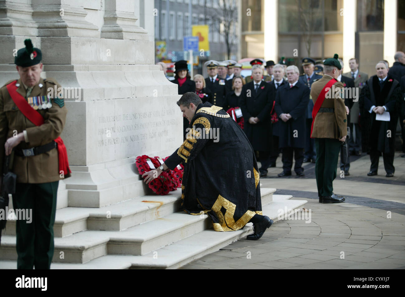 L'Rt Hon signore sindaco di Belfast, Assessore Gavin Robinson stabilisce una corona al cenotafio in Belfast, nella giornata nazionale del ricordo. Bonzo Alamy/Live News Foto Stock