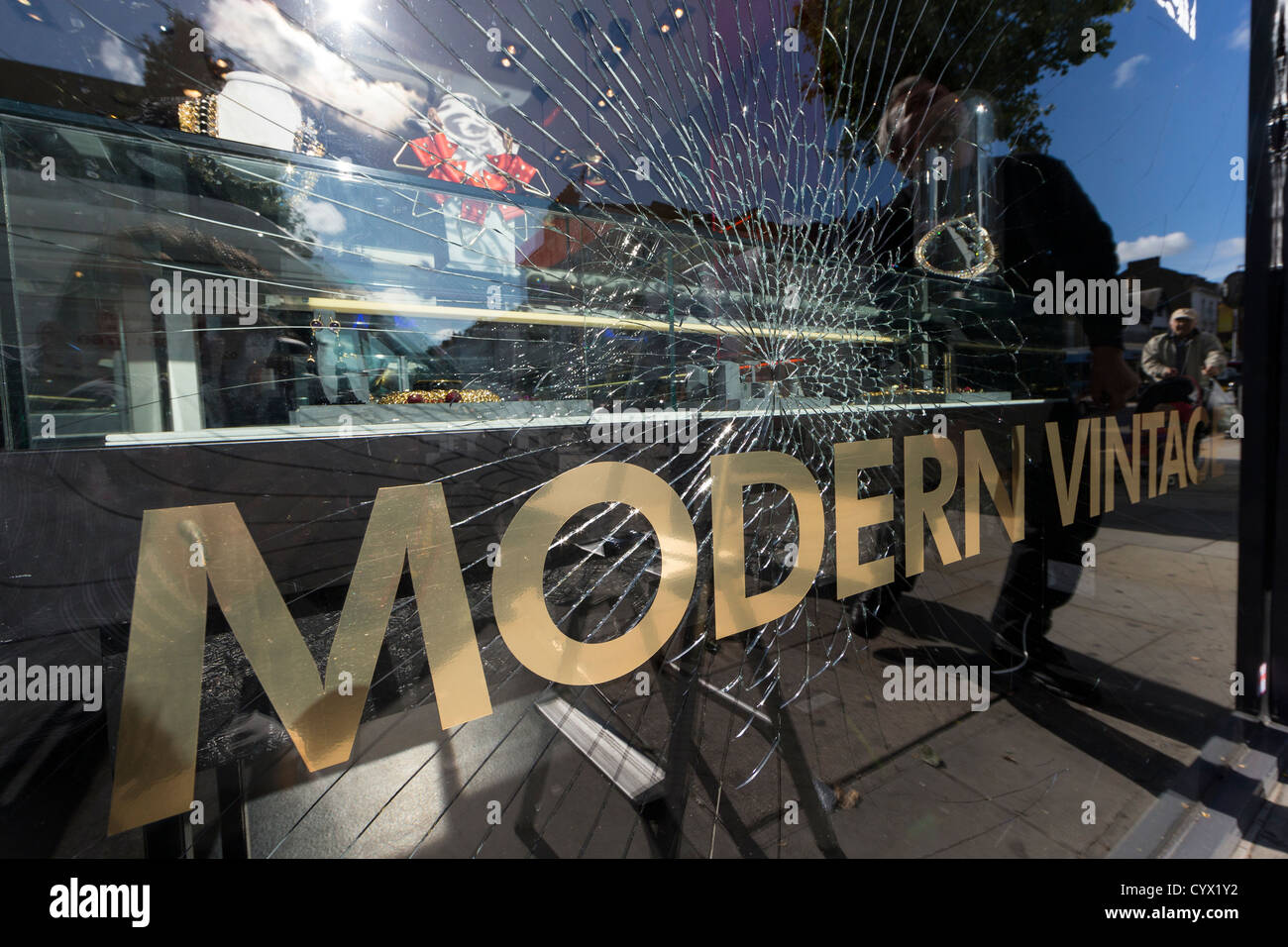 Una lastra di vetro per finestra, incrinato ma ancora intatto dopo un tentativo di rapina di gioiellerie di Londra Foto Stock