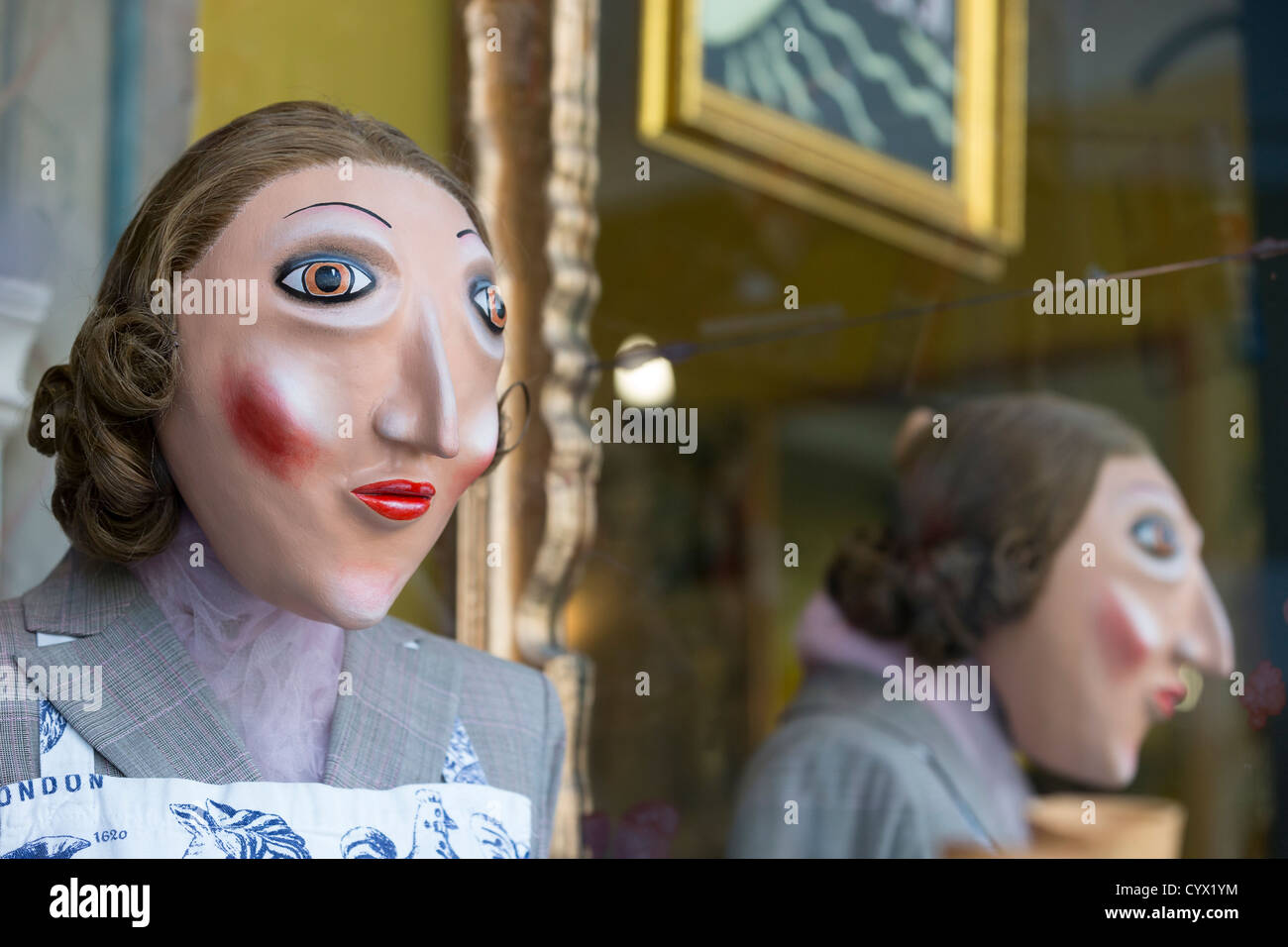 Un pauroso manichino e la sua riflessione in un negozio la finestra di visualizzazione a Londra il re della strada Foto Stock