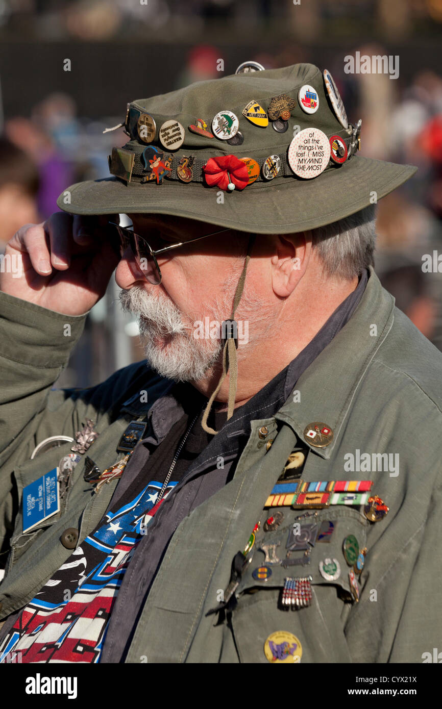 11 novembre 2012: un veterano del Vietnam sporting più distintivi e altri cimeli sorge di fronte alla guerra del Vietnam Memorial, durante il giorno dei veterani - Celebrazioni - Washington DC, Stati Uniti d'America Foto Stock