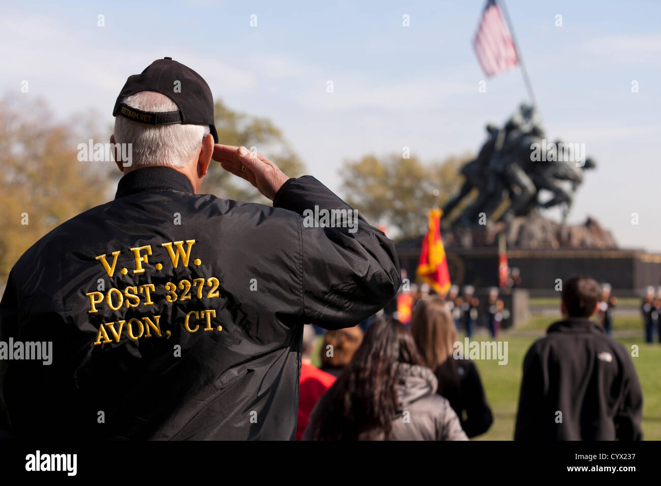 10 novembre 2012: durante il giorno dei veterani di celebrazioni, un US Marine Corps veterano saluta la bandiera di fronte all'Iwo Jima Memoriale di guerra, Washington DC, Stati Uniti d'America Foto Stock