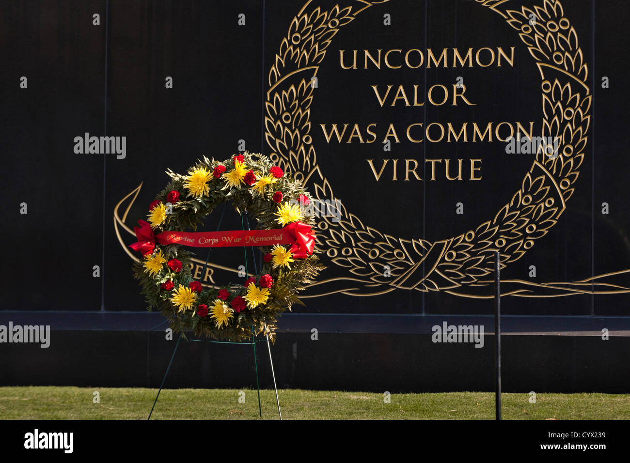 10 novembre 2012: un cerimoniale di corona è posizionato nella parte anteriore dell'Iwo Jima Memoriale di guerra, Washington DC, Stati Uniti d'America Foto Stock