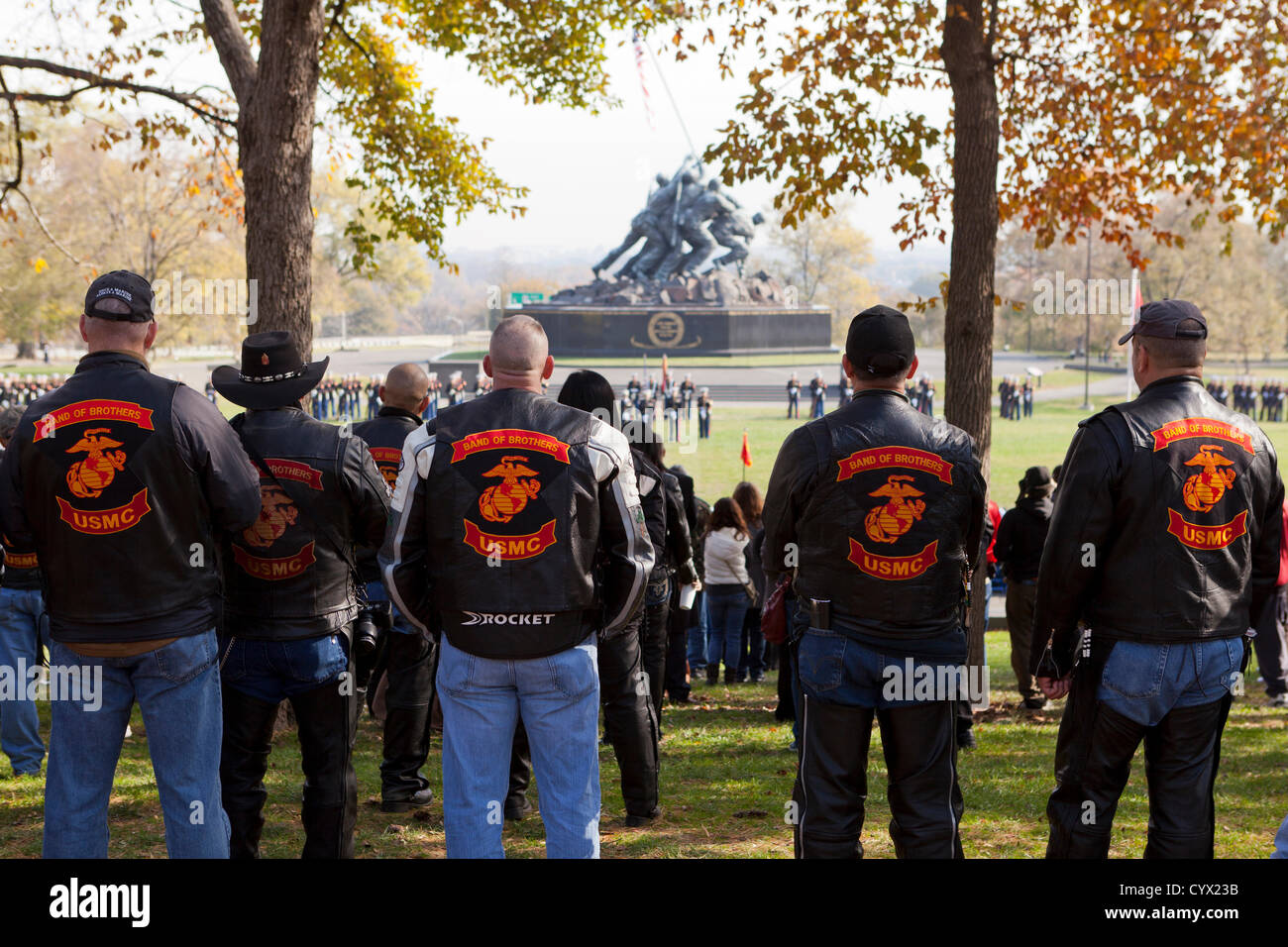 10 novembre 2012: durante il giorno dei veterani di celebrazioni, membri della banda di fratelli USMC Moto Club di Equitazione, rispetto a pagamento di fronte all'Iwo Jima Memoriale di guerra - Washington DC, Stati Uniti d'America Foto Stock