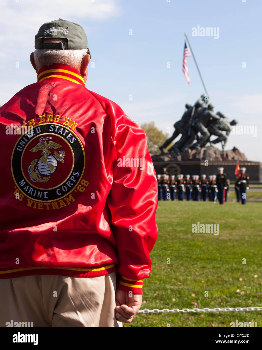 10 novembre 2012: durante il giorno dei veterani di celebrazioni, un US Marine Corps veterano del Vietnam si erge all attenzione di fronte all'Iwo Jima Memoriale di guerra - Washington DC, Stati Uniti d'America Foto Stock