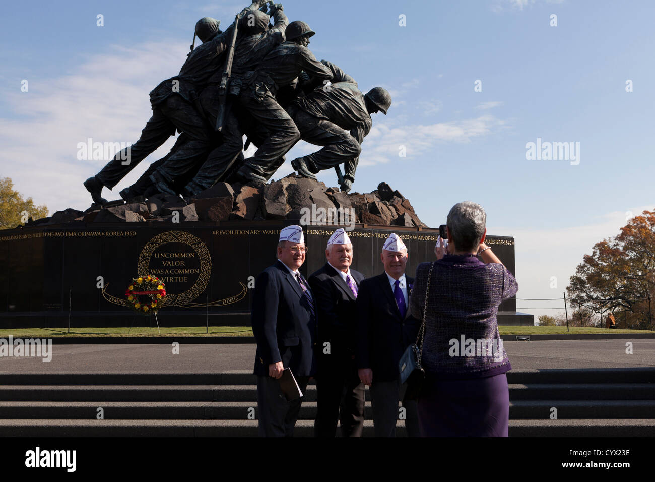 10 novembre 2012: US Marine Corps veterani e destinatari del cuore viola, posano per una foto di fronte all'Iwo Jima Memoriale di guerra - Washington DC, Stati Uniti d'America Foto Stock