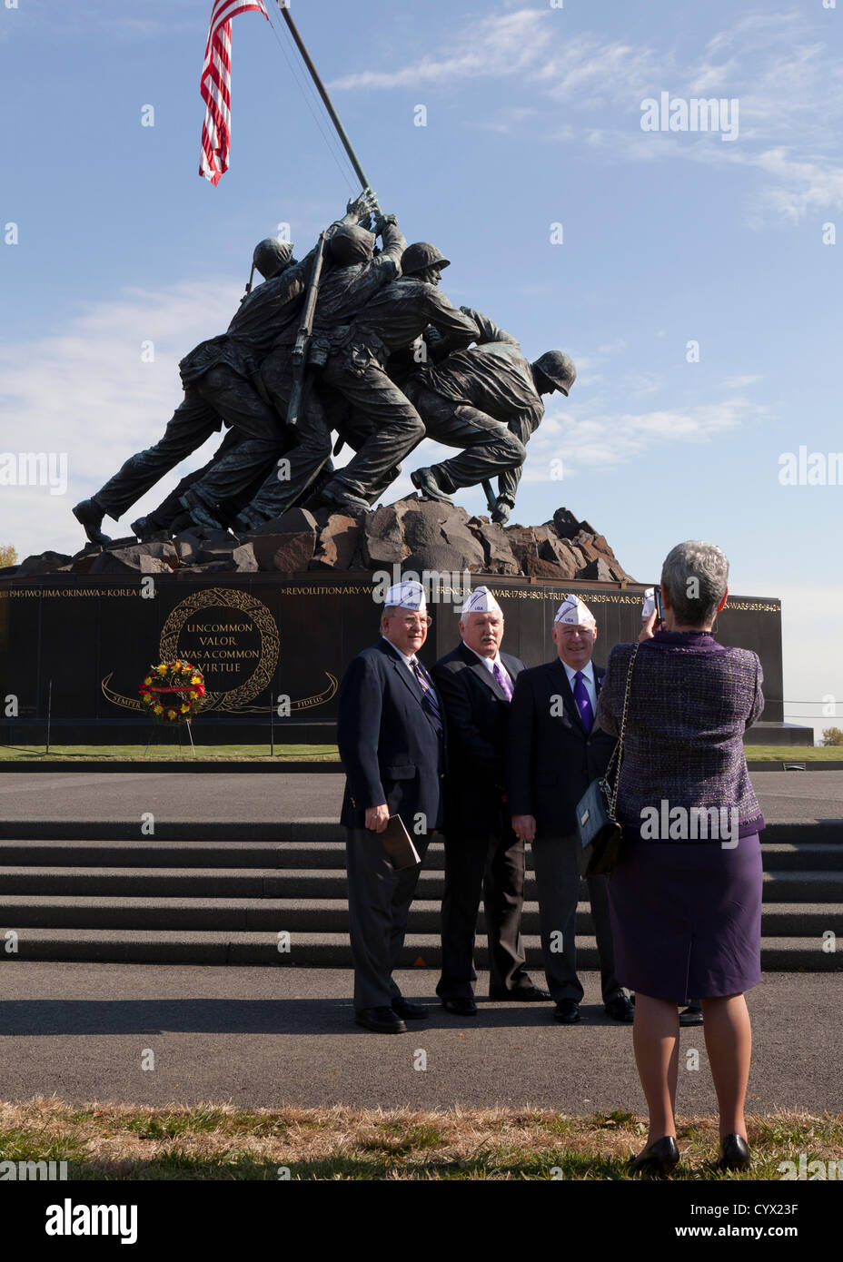 10 novembre 2012: US Marine Corps veterani e destinatari del cuore viola, posano per una foto di fronte all'Iwo Jima Memoriale di guerra - Washington DC, Stati Uniti d'America Foto Stock