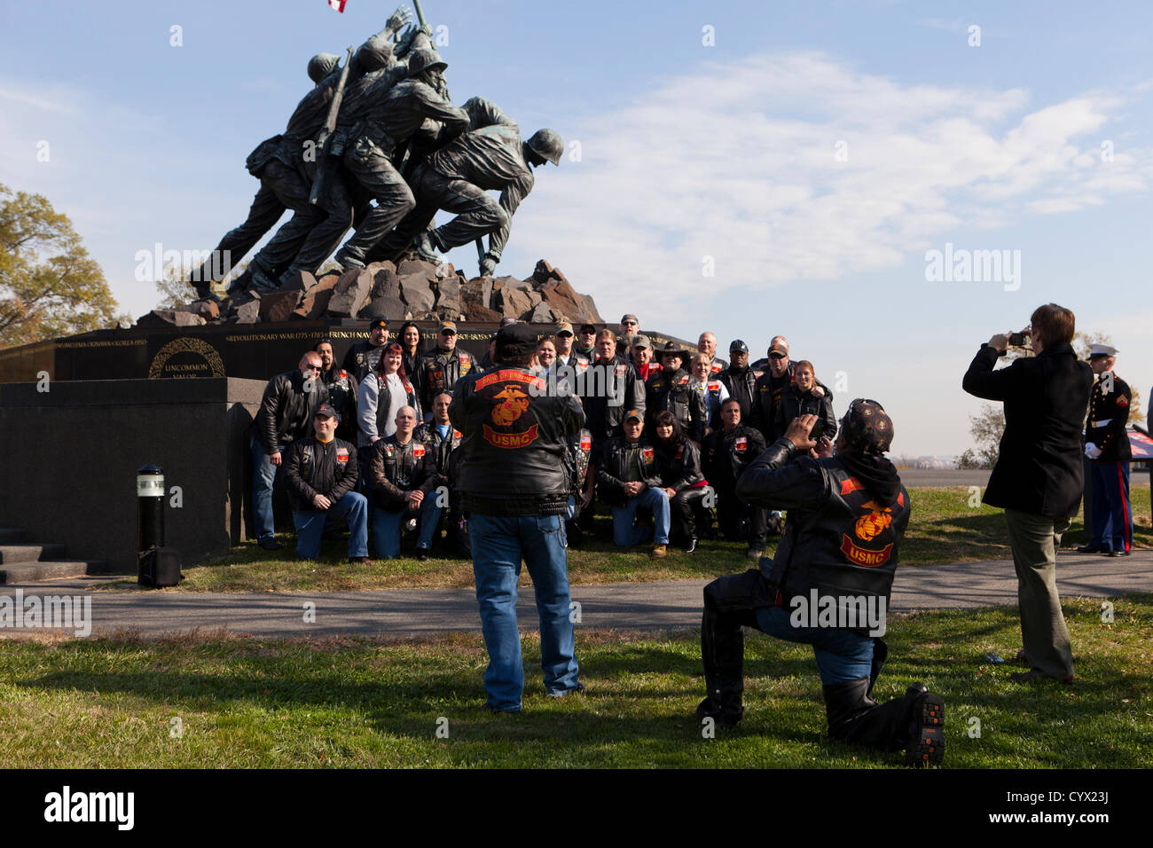 10 novembre 2012: durante il giorno dei veterani di celebrazioni, membri della banda di fratelli USMC Moto Club di Equitazione, posa per una foto di gruppo di fronte all'Iwo Jima Memoriale di guerra - Washington DC, Stati Uniti d'America Foto Stock