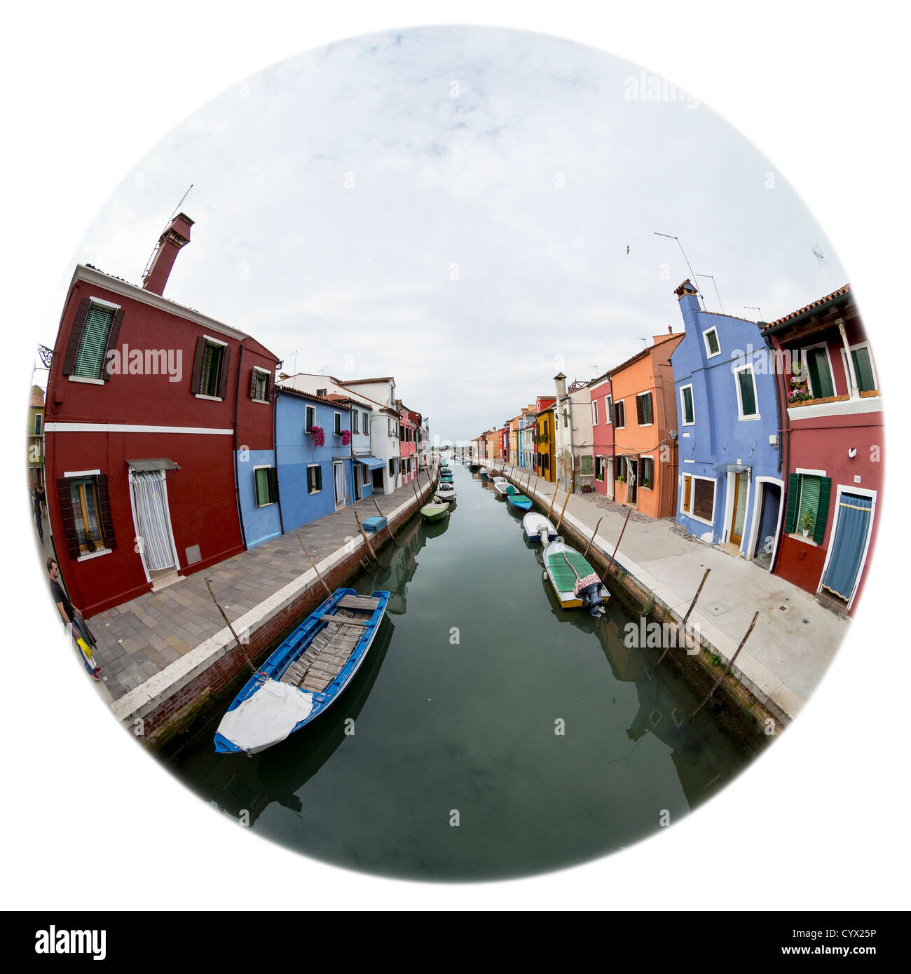 180-grado circolare vista fisheye giù un canale di Burano, con ancora acqua, ormeggiate barche e vivacemente case dipinte Foto Stock