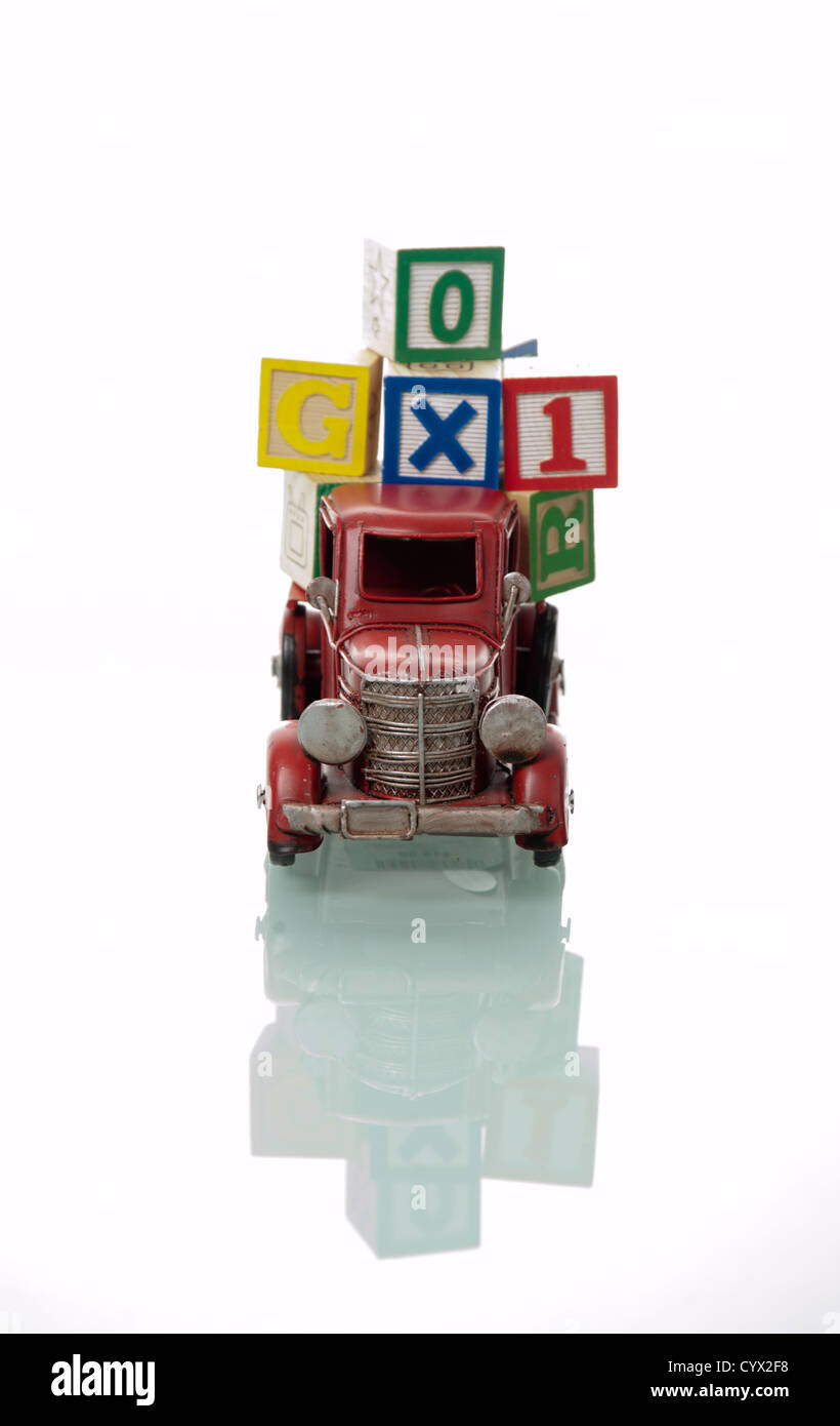 Rosso carrello giocattolo riempito con blocchi di costruzione, riflessione Foto Stock