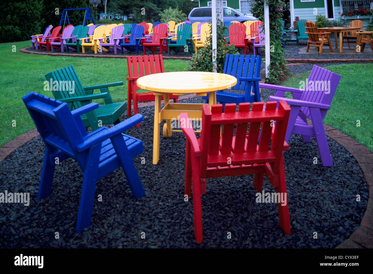 Nova Scotia, Canada - colorati in legno dipinto di mobili da giardino e  sedie di Adirondack per la vendita, fatta dalla sedia locale Maker Foto  stock - Alamy