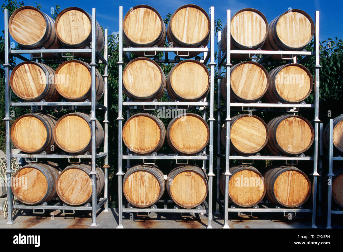 In legno barili di vino impilate lateralmente in fermentazione invecchiamento rack alla cantina, Okanagan Valley, BC, British Columbia, Canada Foto Stock