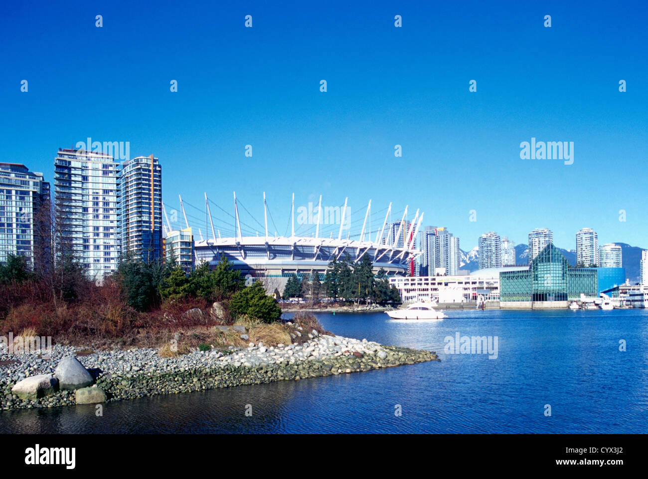 Vancouver Downtown skyline della città, British Columbia, Canada - BC Place Stadium e alto edificio edifici condominiali a False Creek Foto Stock