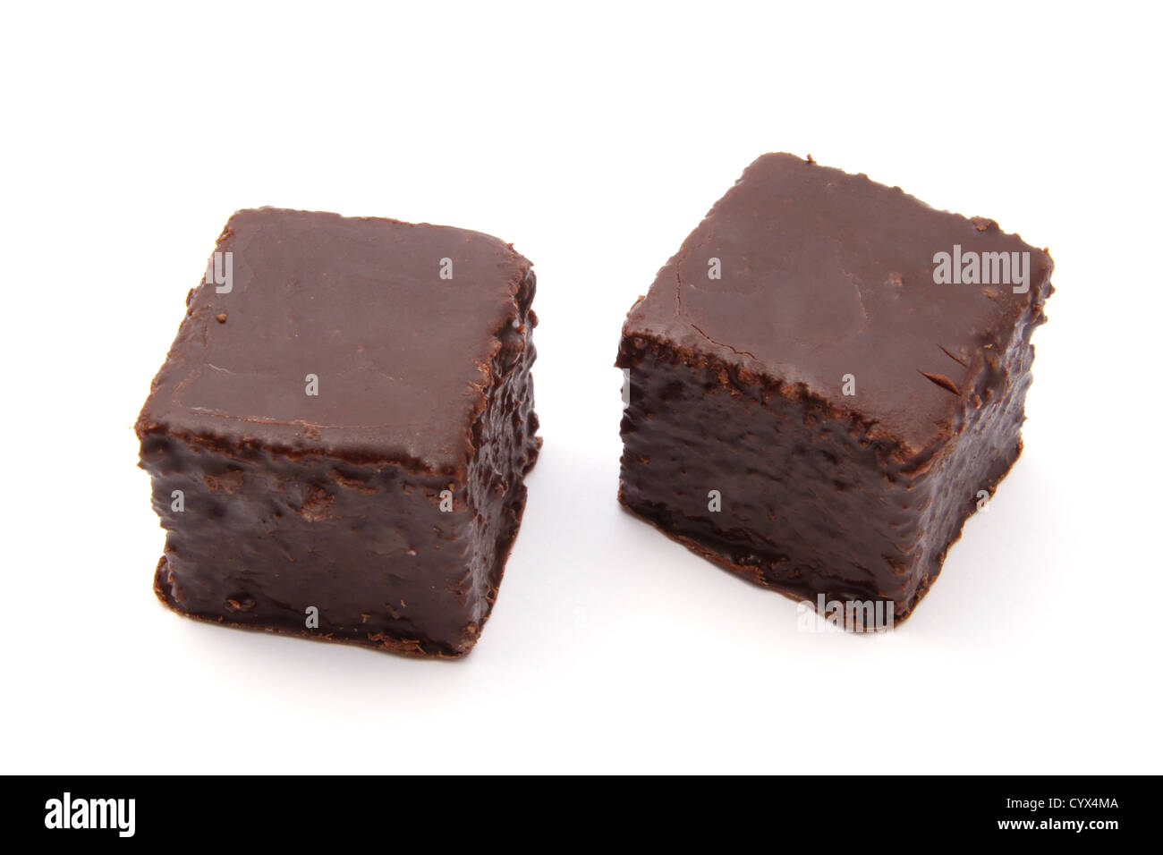 Squisite torte al cioccolato isolato su sfondo bianco Foto Stock