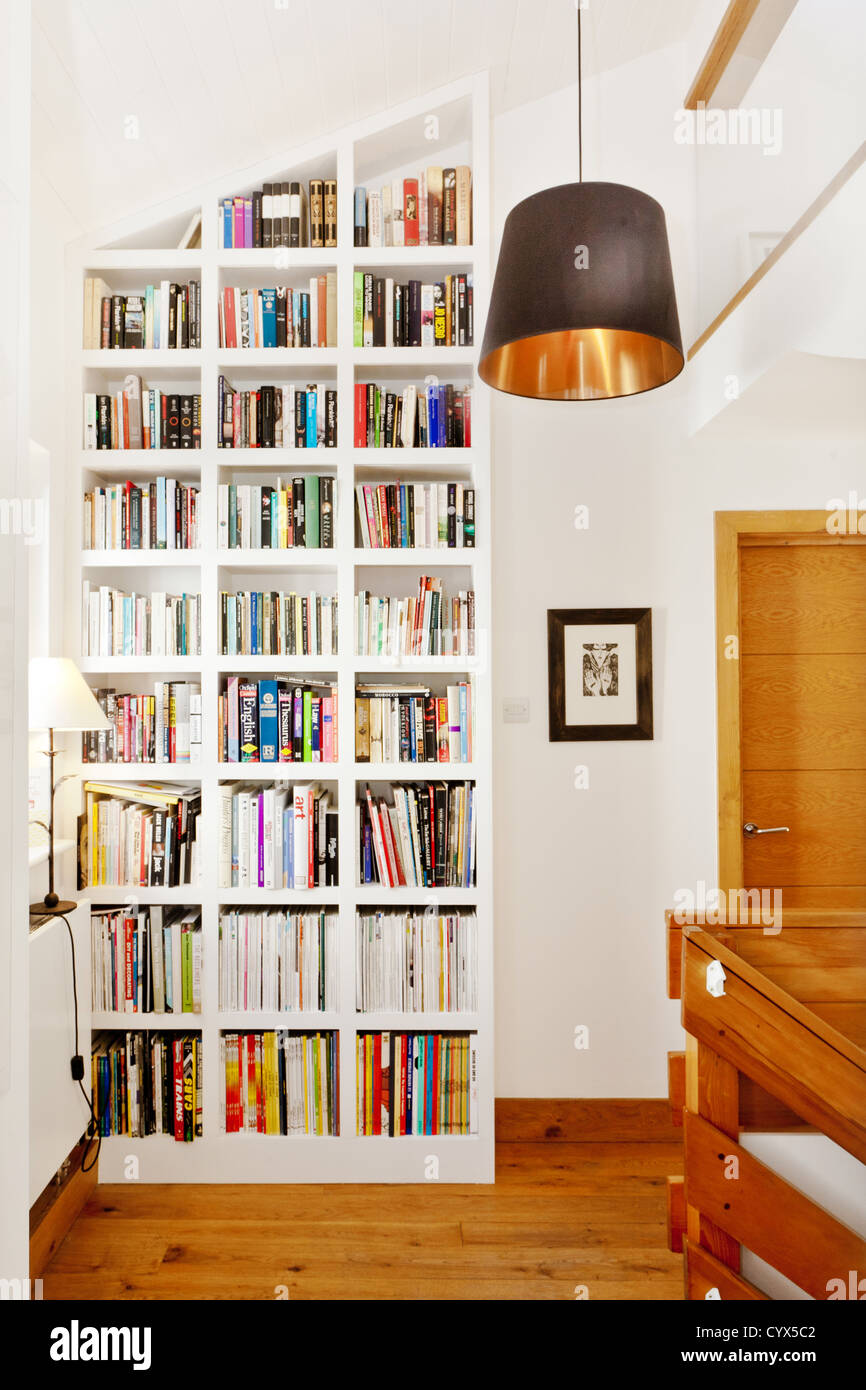 Lo sbarco e la libreria in casa moderna Foto Stock