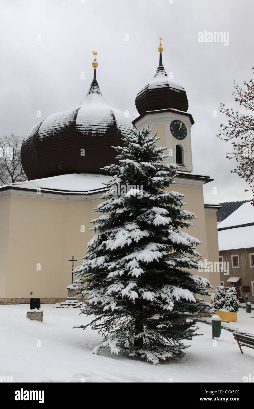 Chiesa presso la città Zelezna Ruda, Sumava National Park, Boemia, Repubblica ceca, l'Europa. Foto di Willy Matheisl Foto Stock