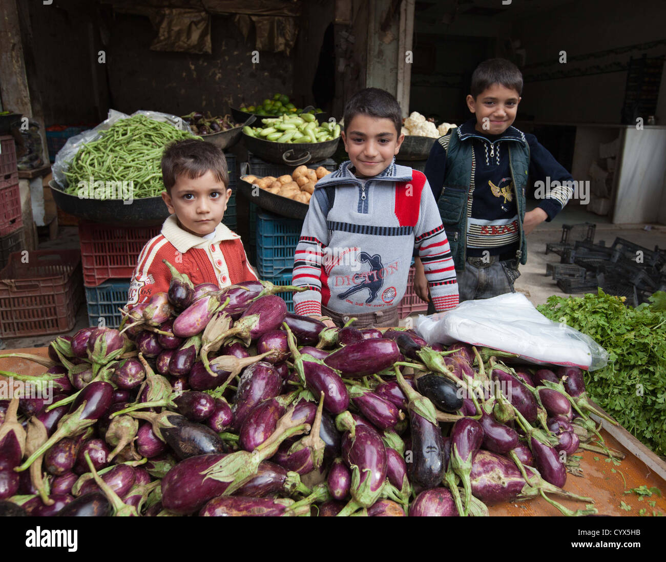 Bambini vendere verdure in una strada laterale nel mercato Fardos. Era molto tranquillo con una notevole mancanza di spari e mortai e Foto Stock