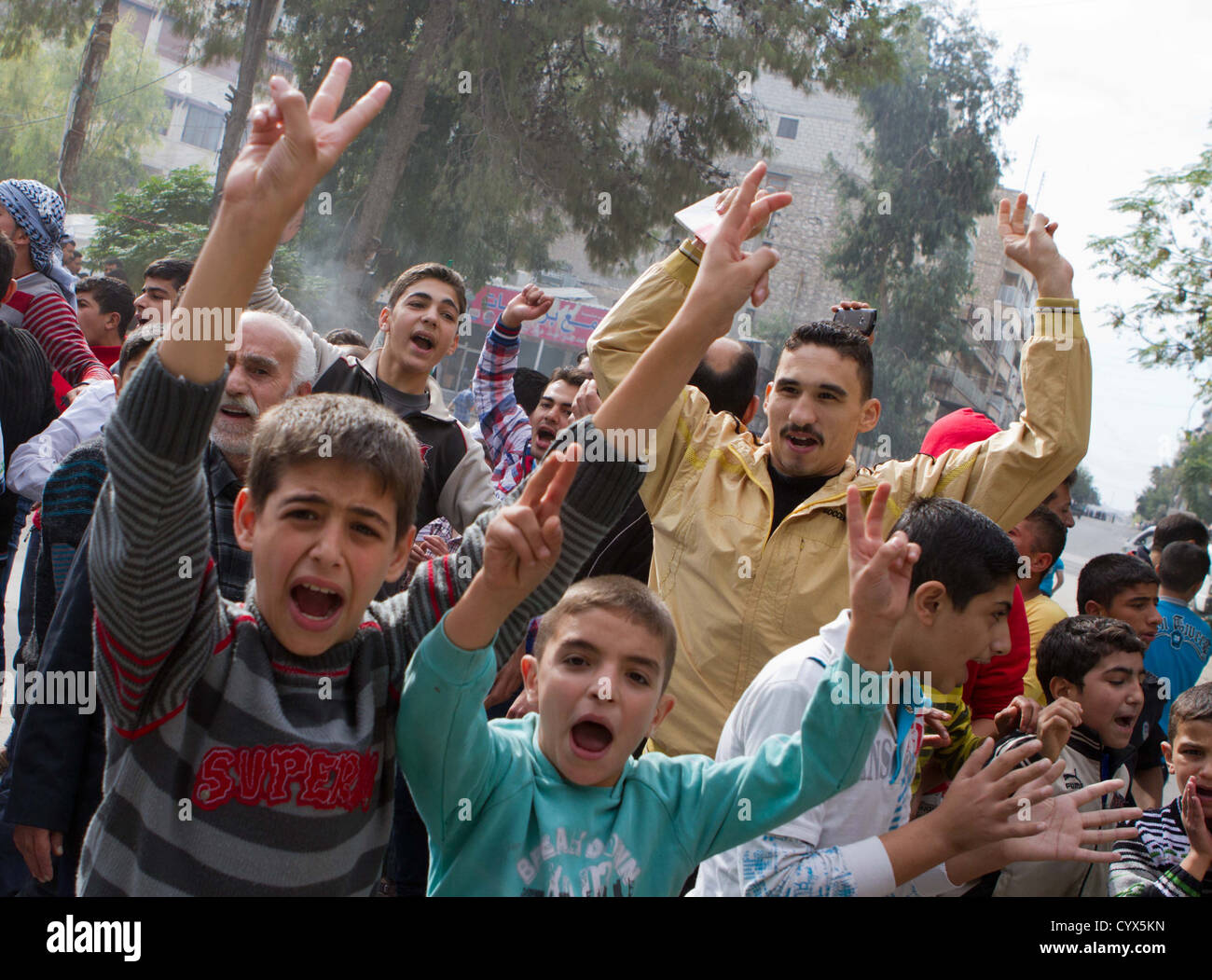 Le persone partecipano in un anti-Assad street protesta in Maade. Libero esercito siriano degli elementi provvisti di protezione e sostegno. Foto Stock