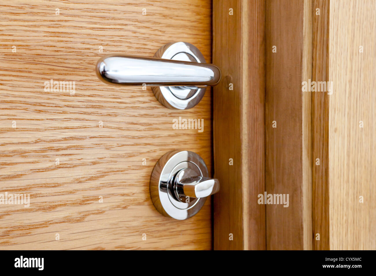 In prossimità della maniglia della porta e la serratura sulla porta di legno Foto Stock