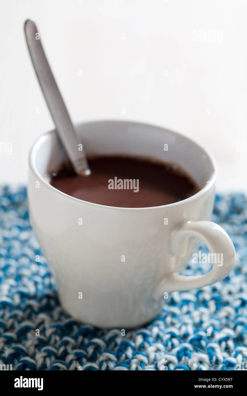 In prossimità di una tazza di cioccolato caldo Foto Stock