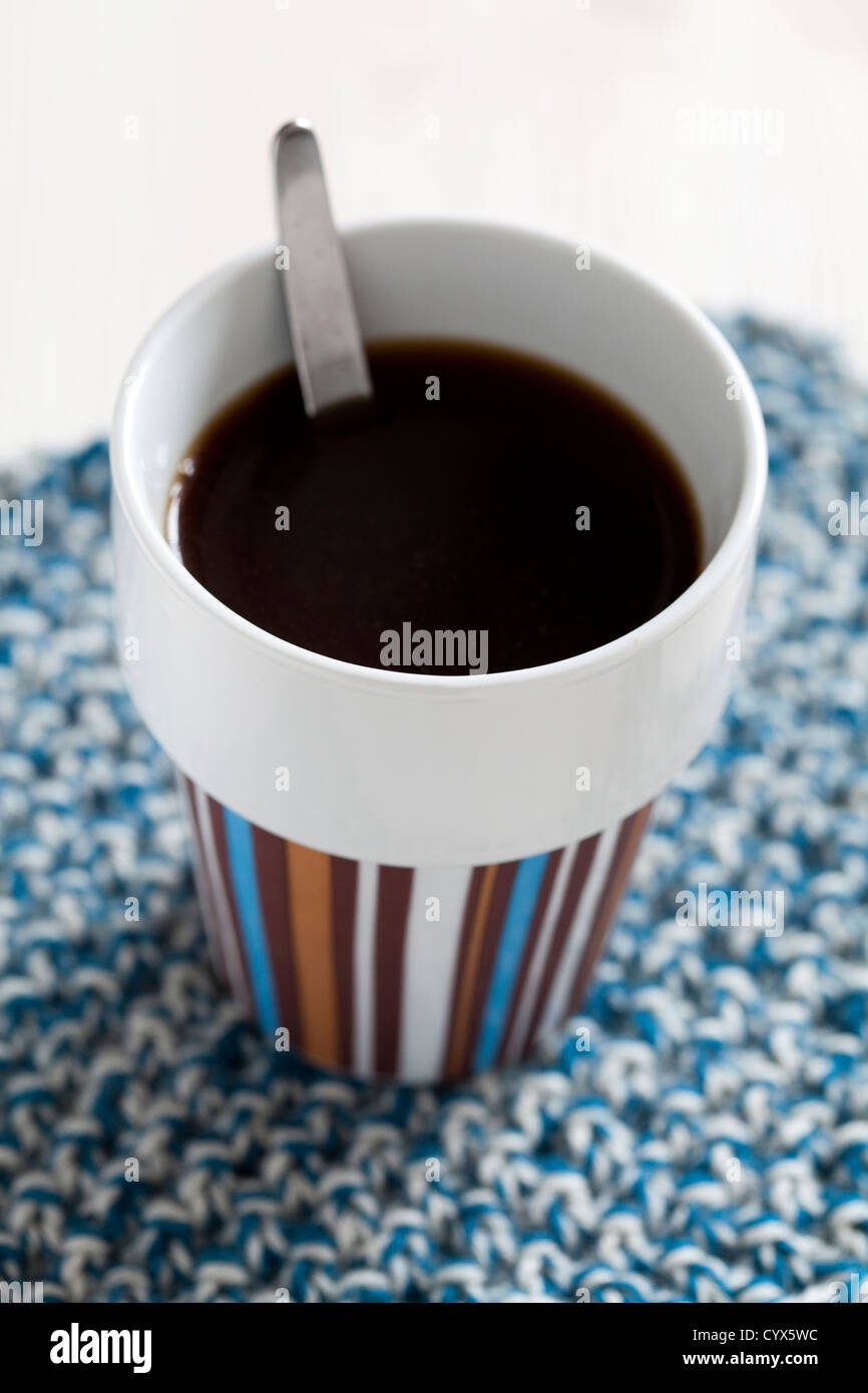 In prossimità di una tazza di caffè caldo con cucchiaino Foto Stock