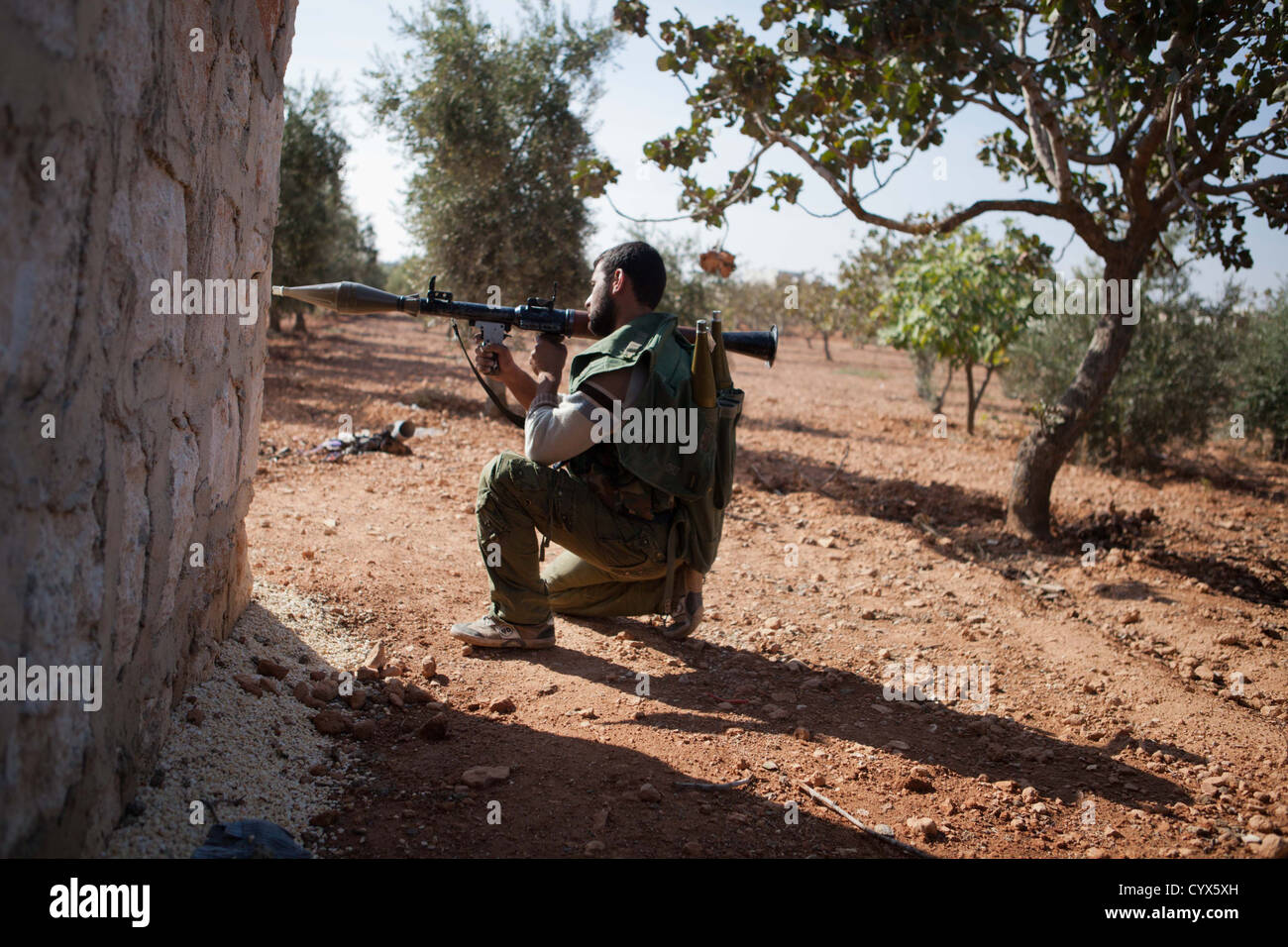 Ottobre 28, 2012 - Aleppo, Siria: Libero esercito siriano membri guarda le posizioni di regime durante l'Eid Al Ada holiday in Azeza. Foto Stock