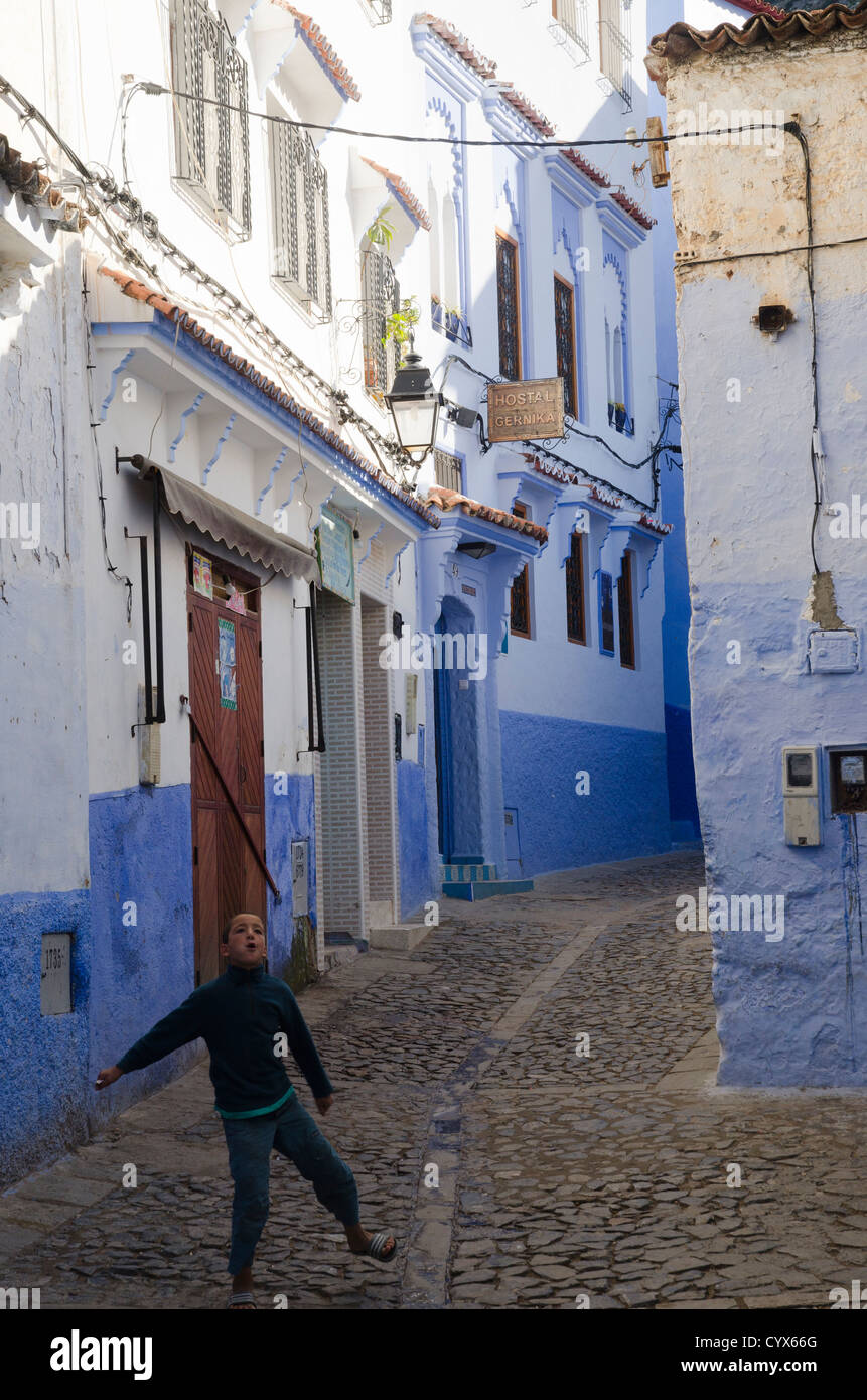 Una scena di strada a Chefchaouen Marocco Foto Stock