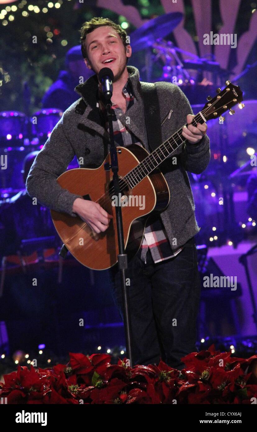 Nov. 11, 2012 - Los Angeles, California, Stati Uniti - Phillip Phillips esegue al Grove decimo vacanza annuale Tree spettacolare illuminazione il 11 Novembre 2012 at The Grove,Los Angelesi,CA.USA.(Immagine di credito: © TLeopold/Globe foto/ZUMAPRESS.com) Foto Stock