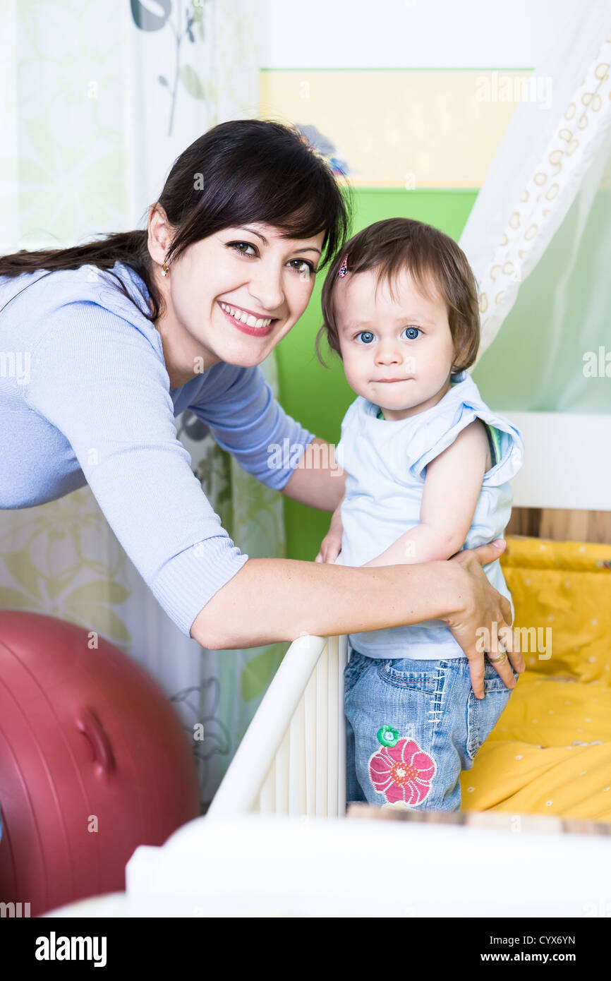 Piscina ritratto di una giovane donna con un bimbo nel vivaio Foto Stock