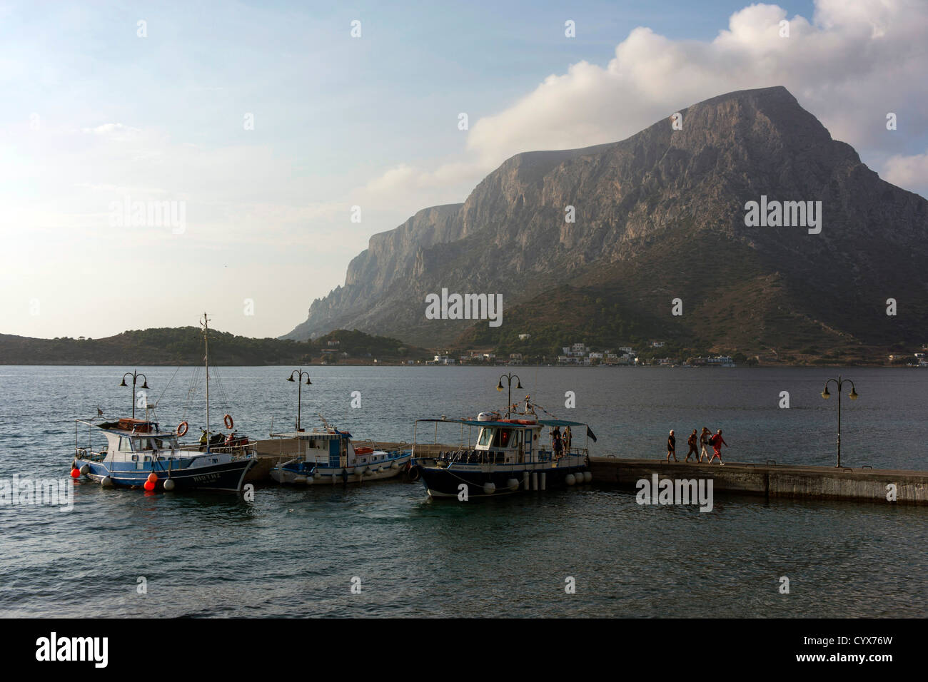 Isola di Telendos visto da Kalymos, Grecia, traghetto, taxi boat Foto Stock