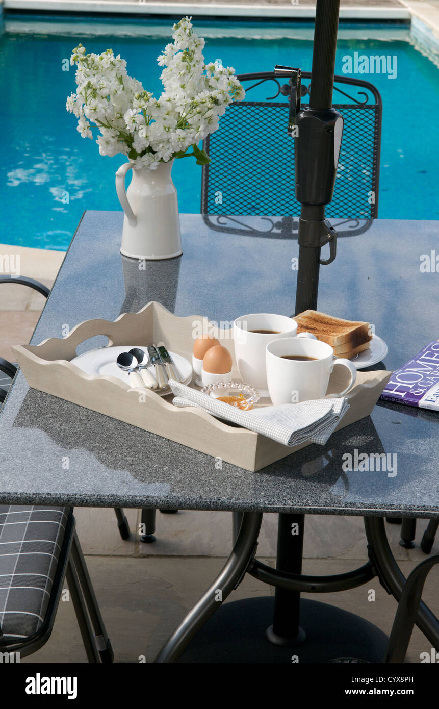 La prima colazione a bordo piscina Foto Stock