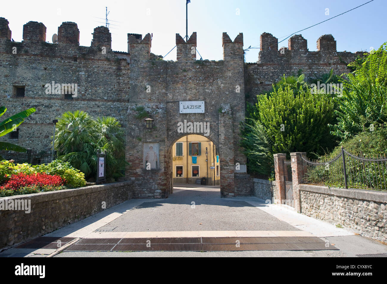 Parte della vecchia cinta muraria e la fortezza della città turistica Lazise sul lago di Garda in Italia. Foto Stock